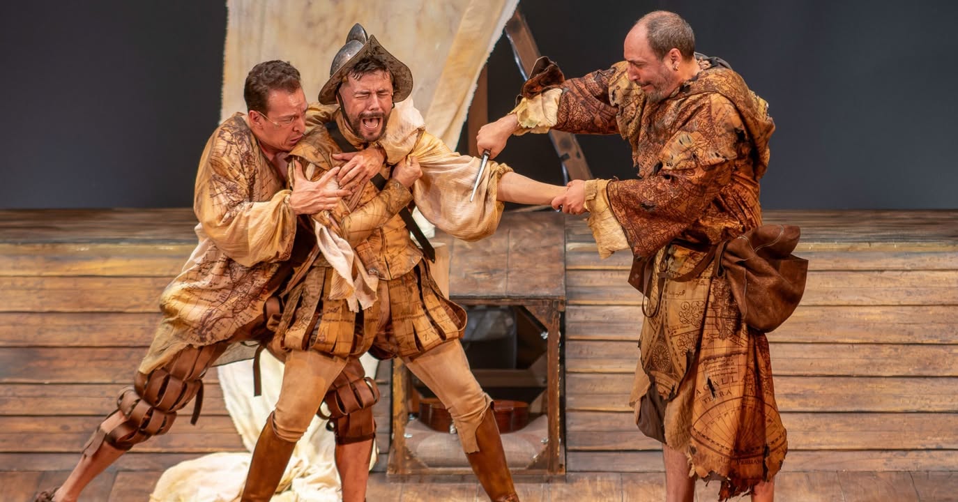 Actores en escena durante una función en el Teatro Bergidum