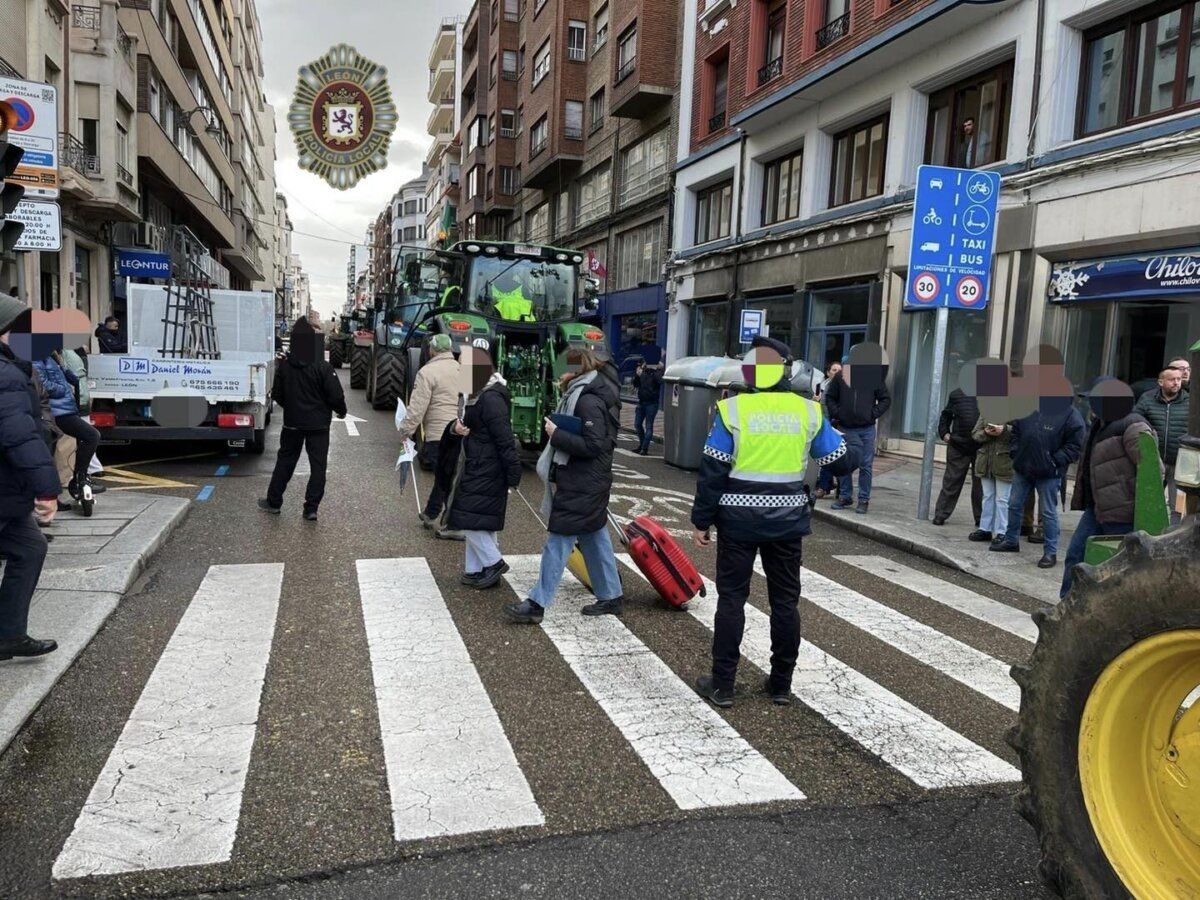 Agricultores participan en la tractorada en las calles de León