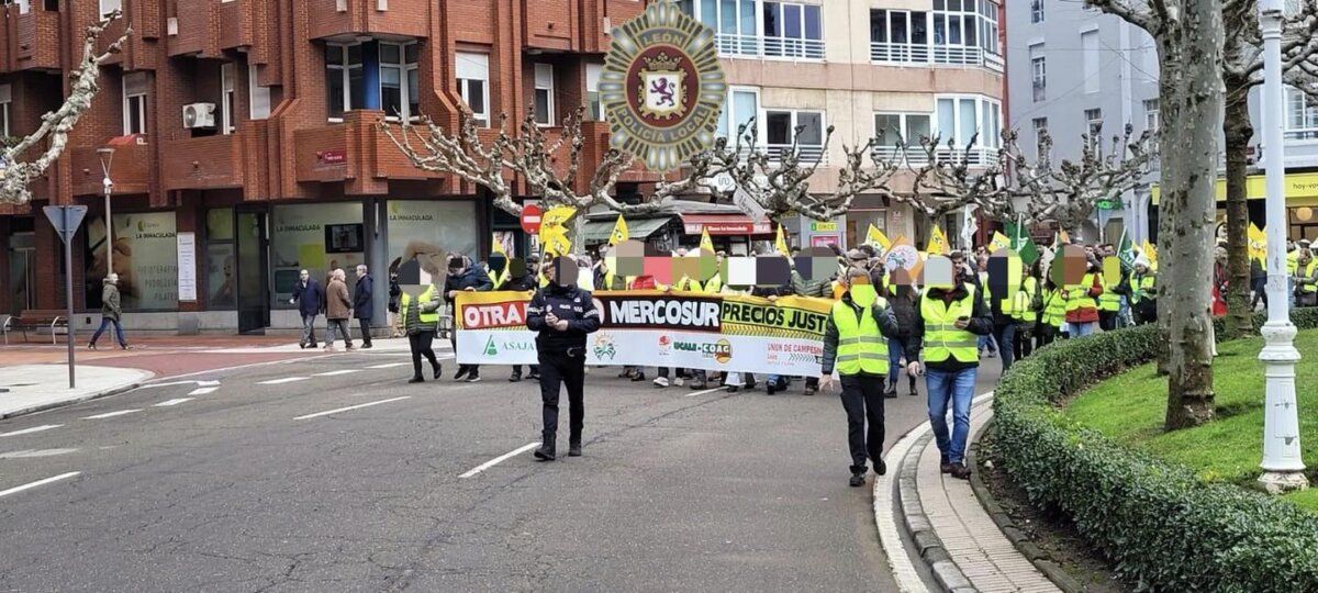 Manifestación de agricultores en las calles de León con tractores y pancartas