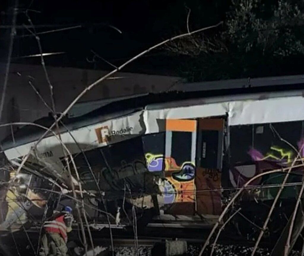 Tren de cercanías accidentado en Barcelona con daños visibles