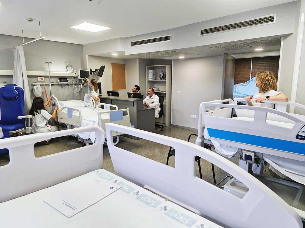 Interior de la Unidad de Ictus en el Hospital El Bierzo con personal médico