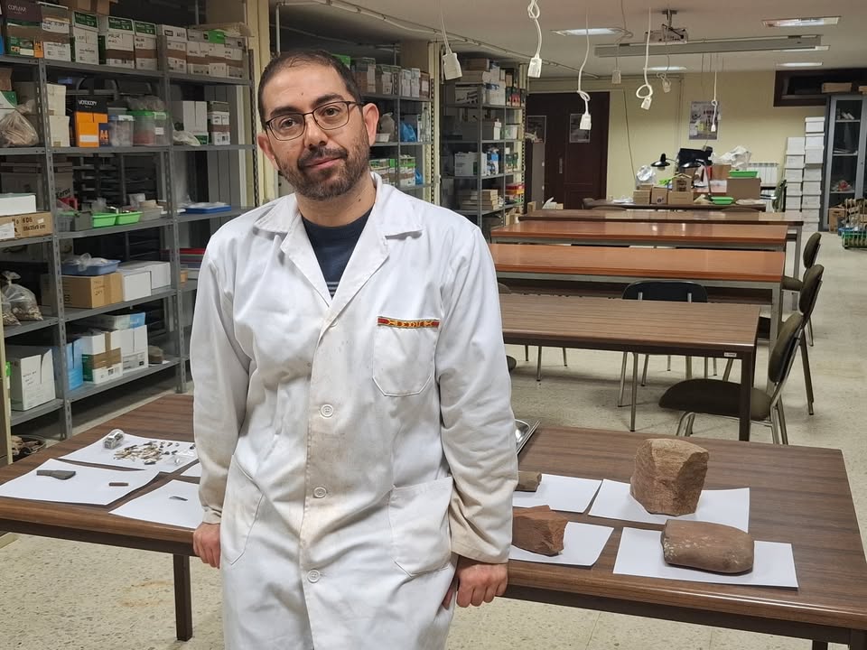 Investigador en laboratorio con restos arqueológicos de la Edad del Hierro