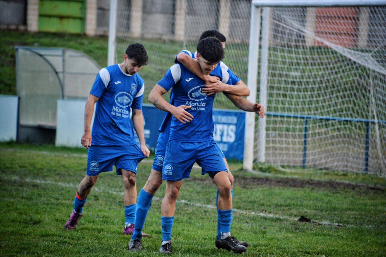 Jugadores del Cacabelense celebrando un gol en el partido
