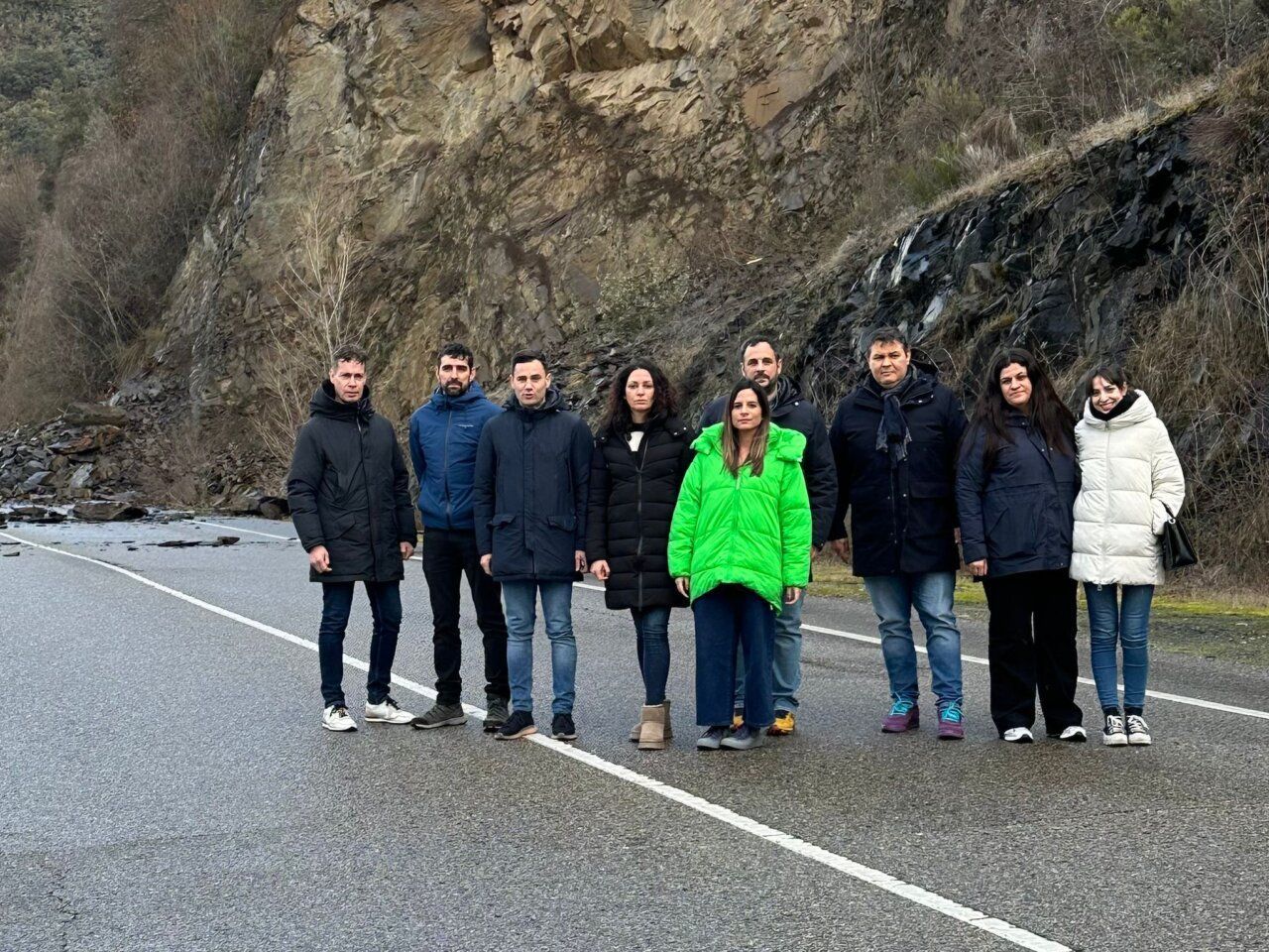 Grupo de personas en la carretera Páramo del Sil-Villablino