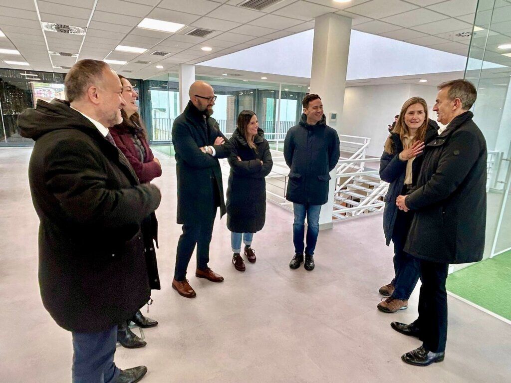 Grupo de personas en la visita al proyecto La Robla Green en León.