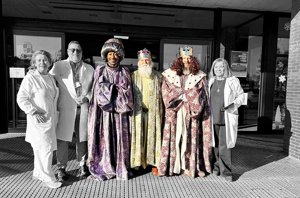 Los Reyes Magos visitan el Hospital El Bierzo con personal médico.