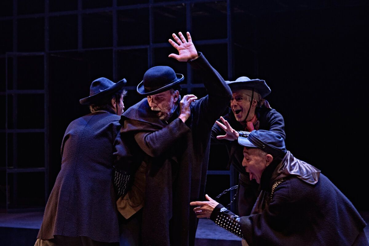 Escena de la obra Los cuernos de Don Friolera en el Teatro Bergidum