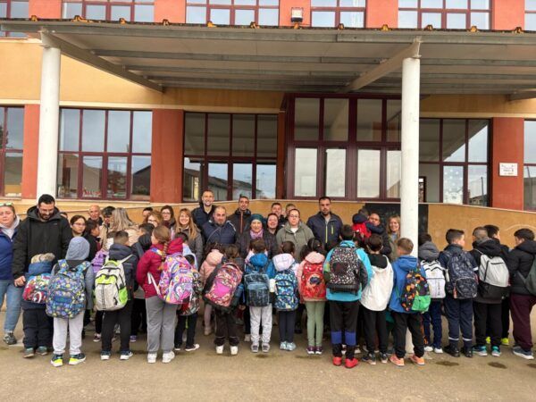 Concentración de AMPAs en un centro educativo con padres y niños.