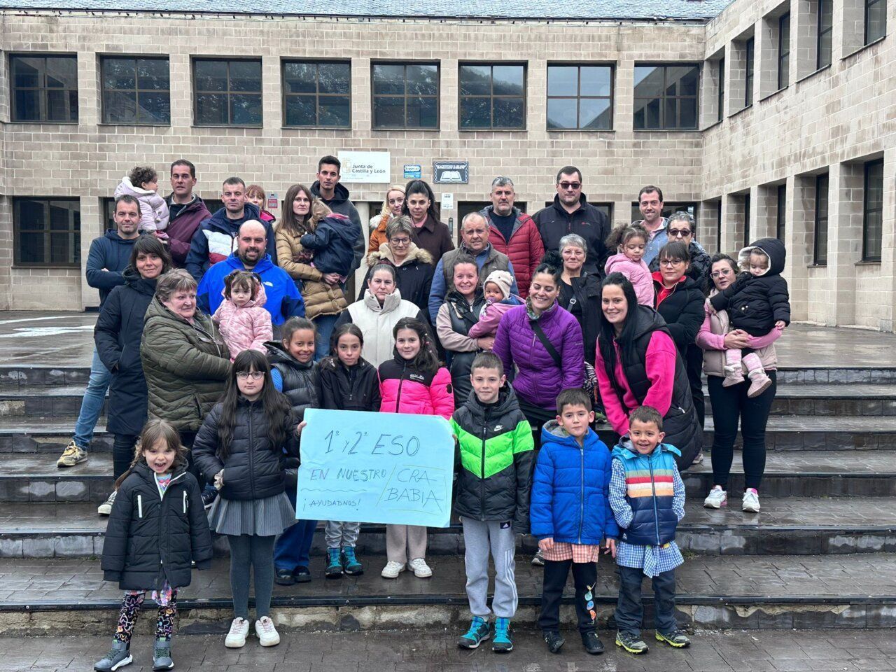 Concentración de AMPAs en un centro educativo con familias y niños