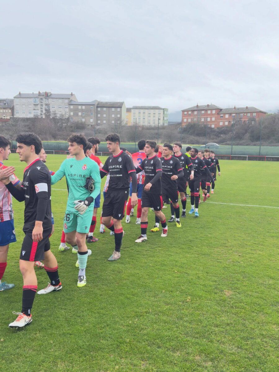 Jugadores del Atlético Bembibre saludando a los del Júpiter Leonés en el campo.