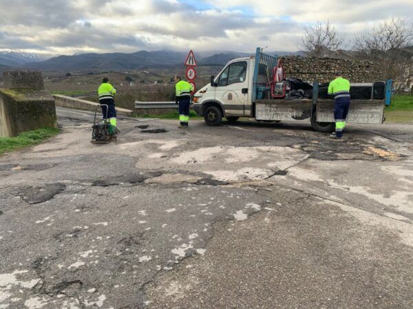 Trabajadores realizando bacheo en una carretera de Ponferrada