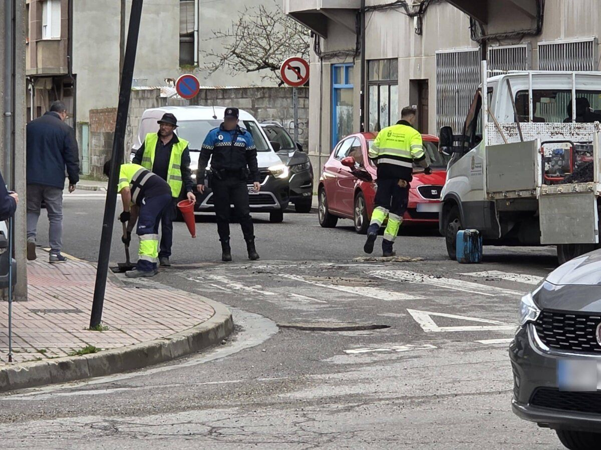 Trabajadores realizando bacheo en una calle de Ponferrada