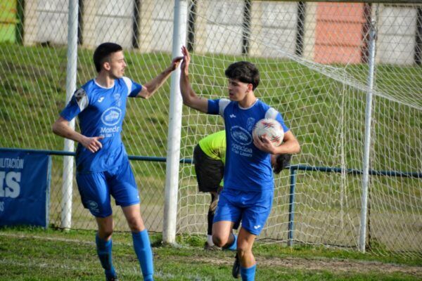 Jugadores del Cacabelense celebrando un gol en el partido