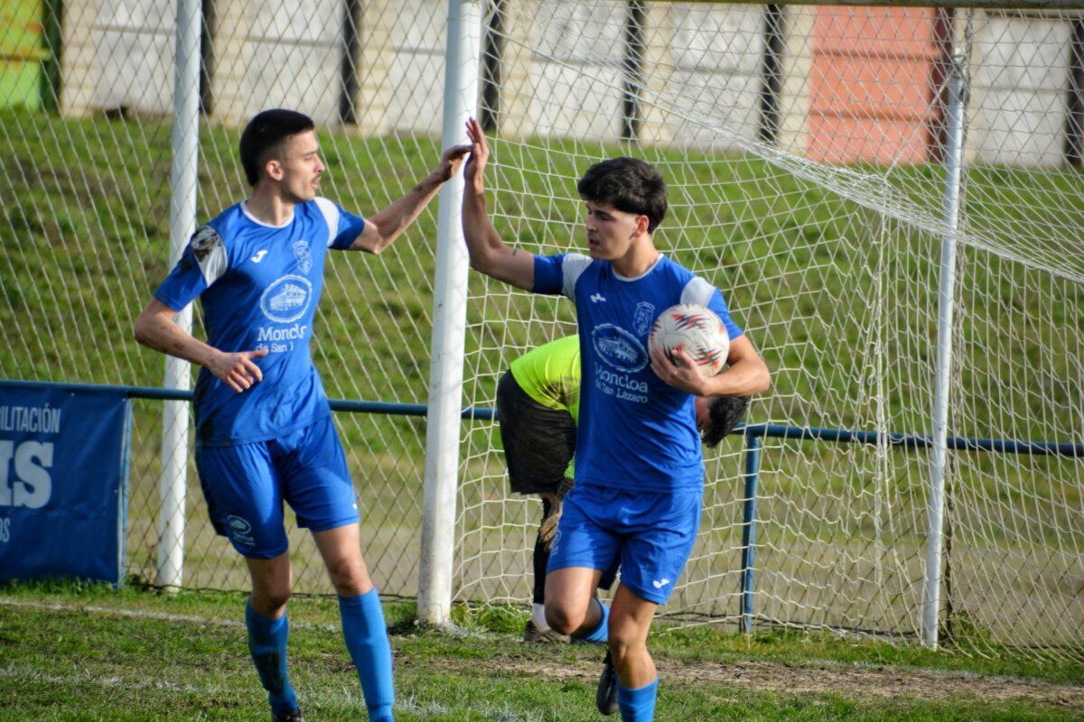 Jugadores del Cacabelense celebrando un gol en el partido