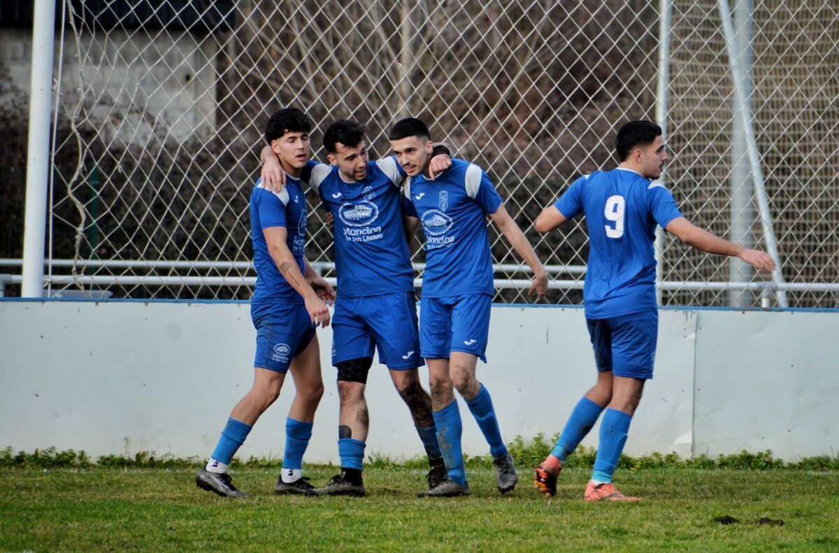Jugadores del Cacabelense celebrando un gol en el partido