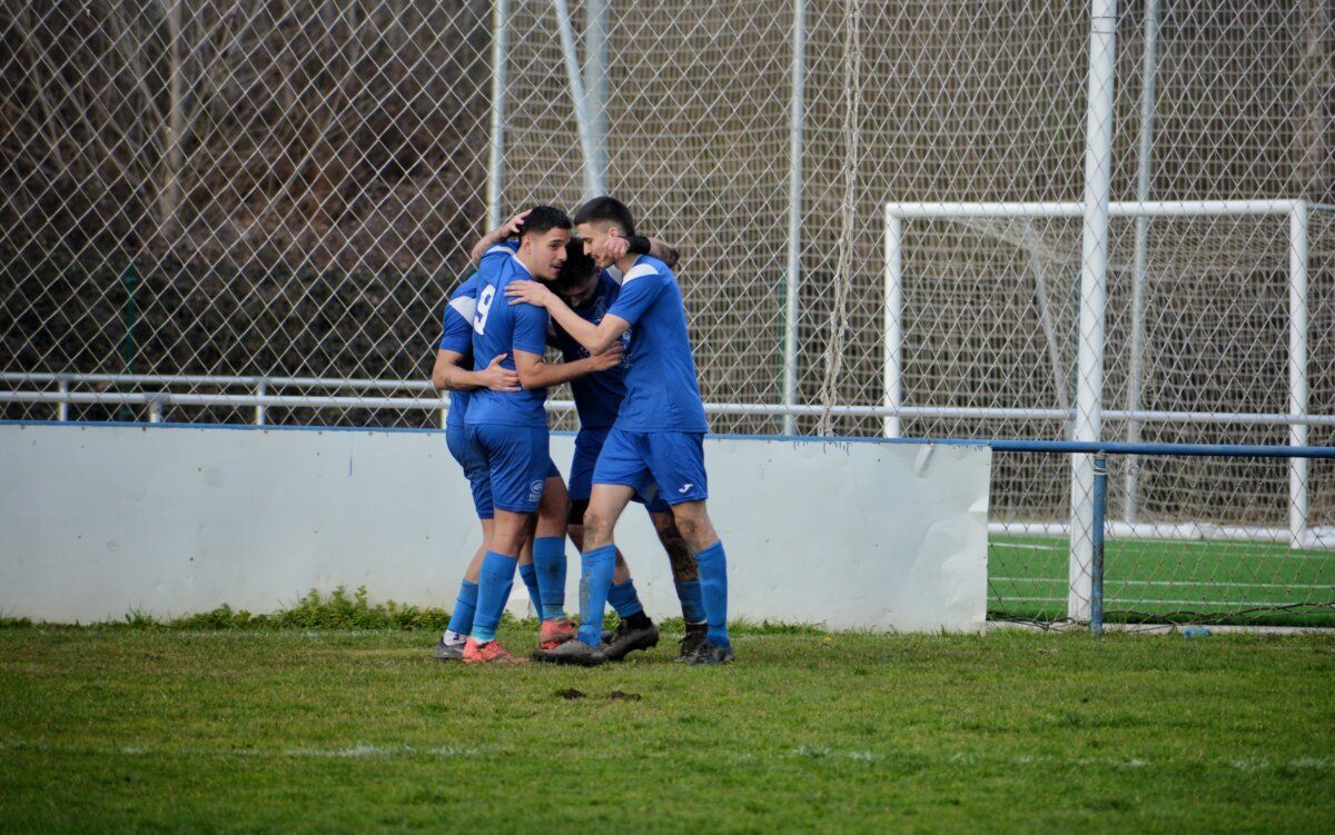 Jugadores del Cacabelense celebrando un gol en el partido