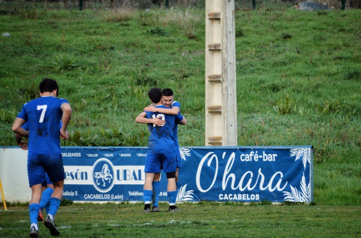 Jugadores del Cacabelense celebrando un gol en el partido