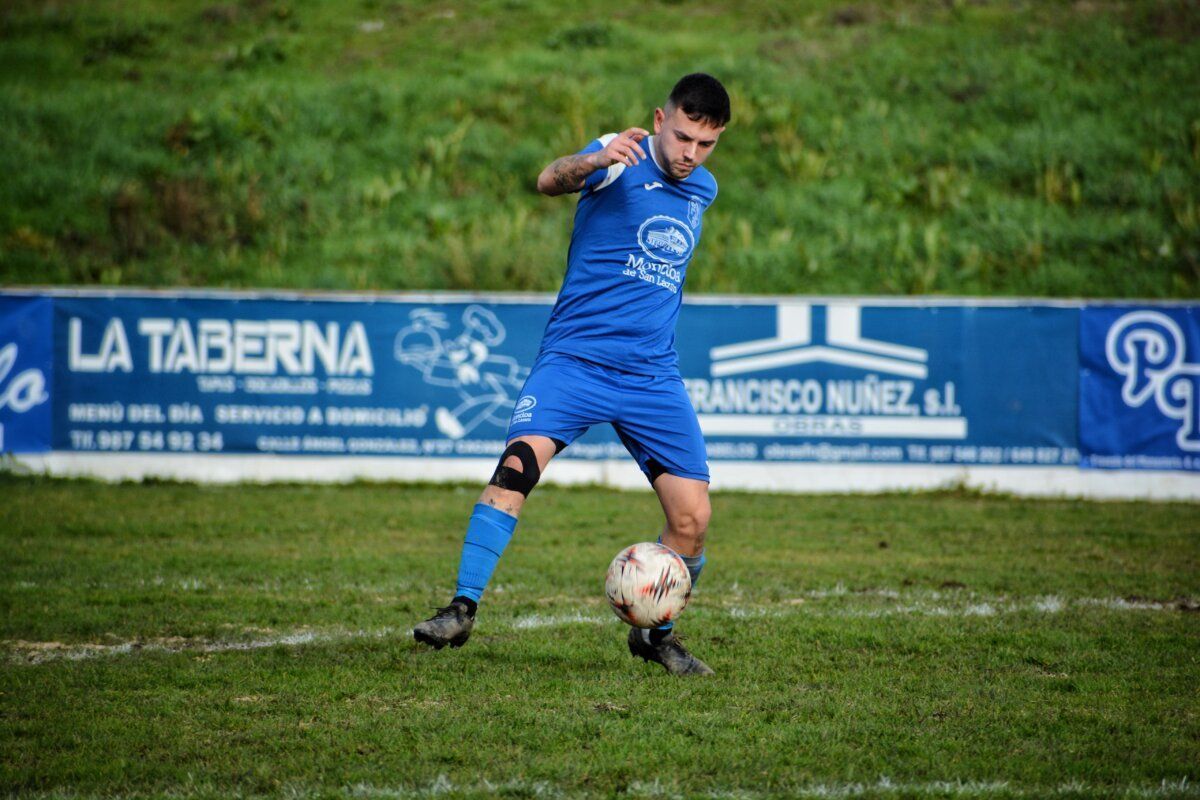 Jugador del Cacabelense en acción durante un partido de fútbol