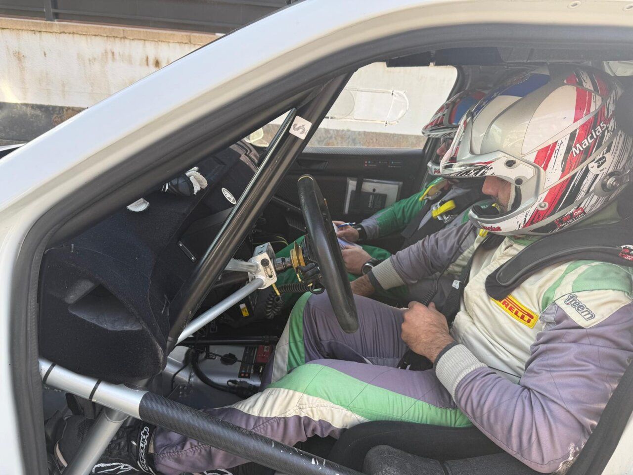 Pilotos en el interior de un coche de rally durante la competición en Cacabelos–Quilos.