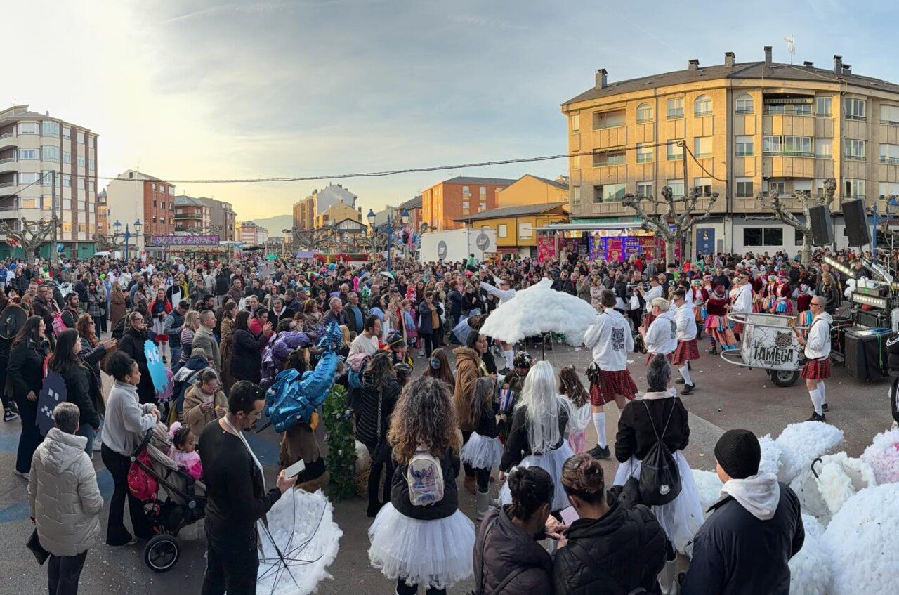 Multitud de personas disfrutando del Carnaval de Bembibre en una calle animada.