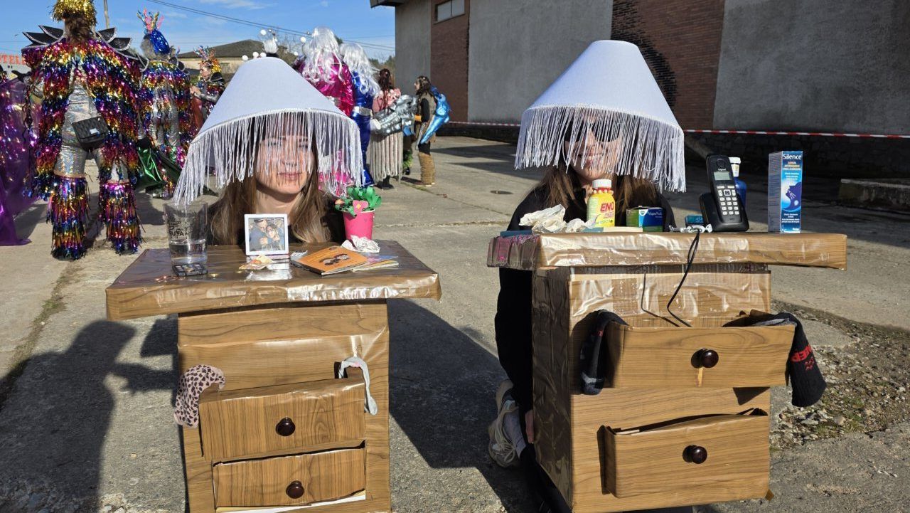 Dos participantes disfrazados como muebles en el Carnaval de Arganza