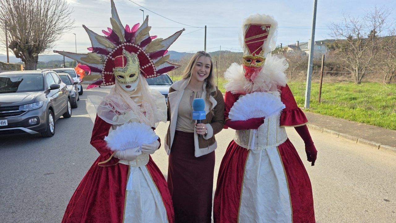 Mujeres disfrazadas en el carnaval de Arganza con trajes elaborados