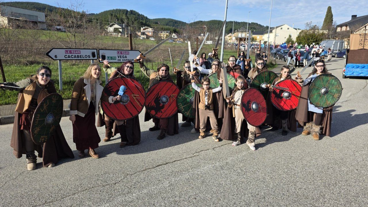 Grupo de personas disfrazadas en el Carnaval de Arganza