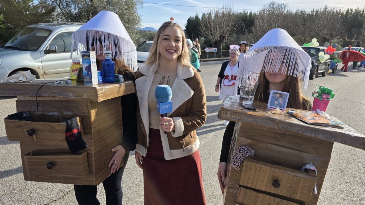 Dos personas disfrazadas como muebles en el carnaval de Arganza