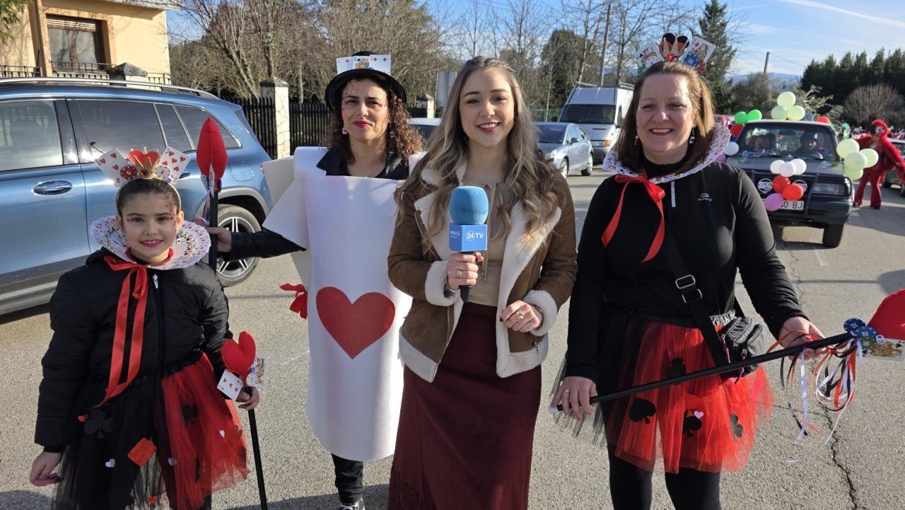 Participantes del carnaval en Arganza con disfraces coloridos