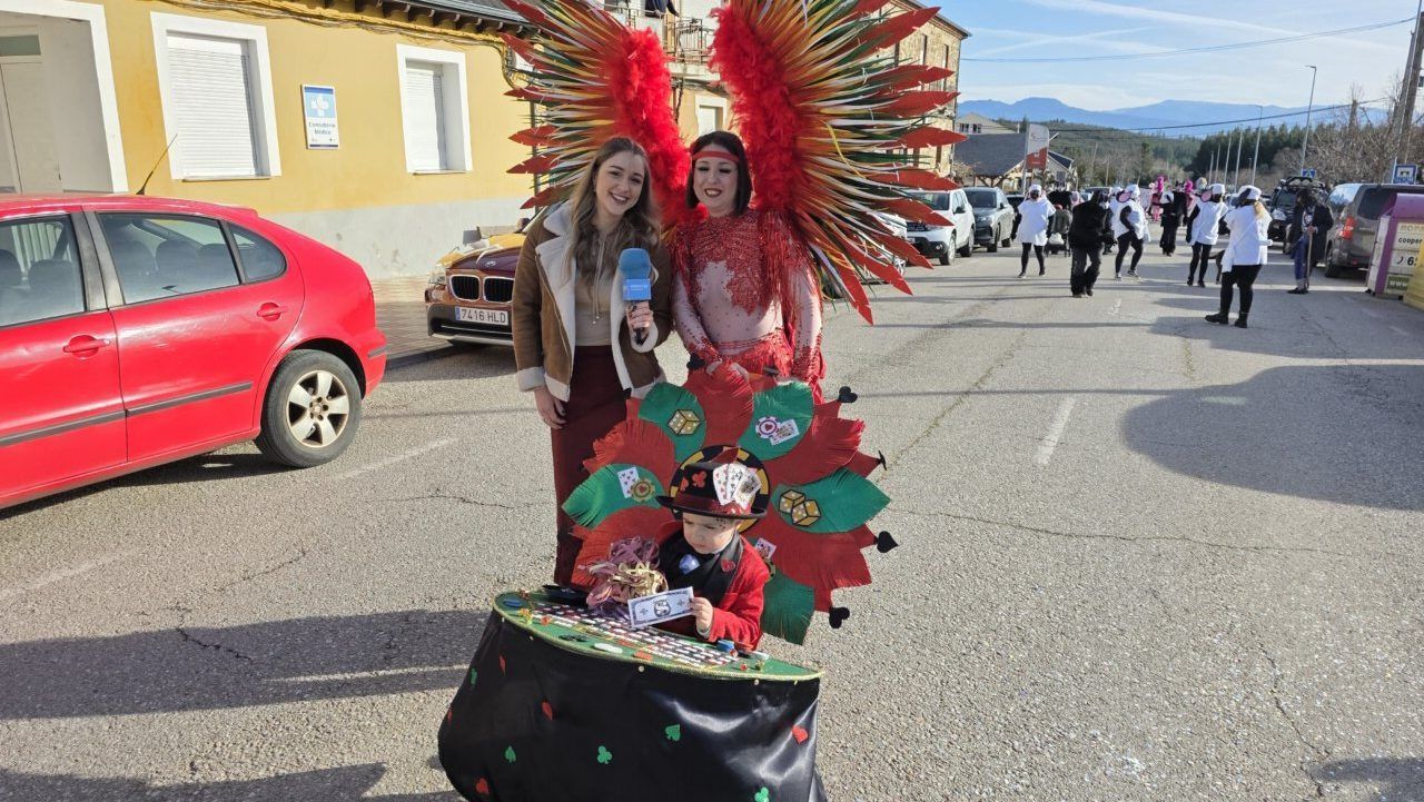 Personas disfrazadas en el carnaval de Arganza con un niño y un micrófono