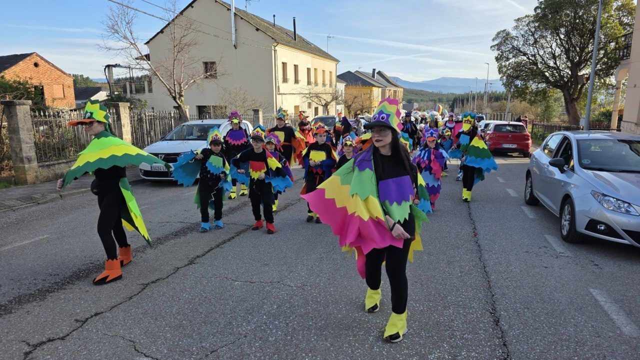 Grupo de personas disfrazadas en el carnaval de Arganza