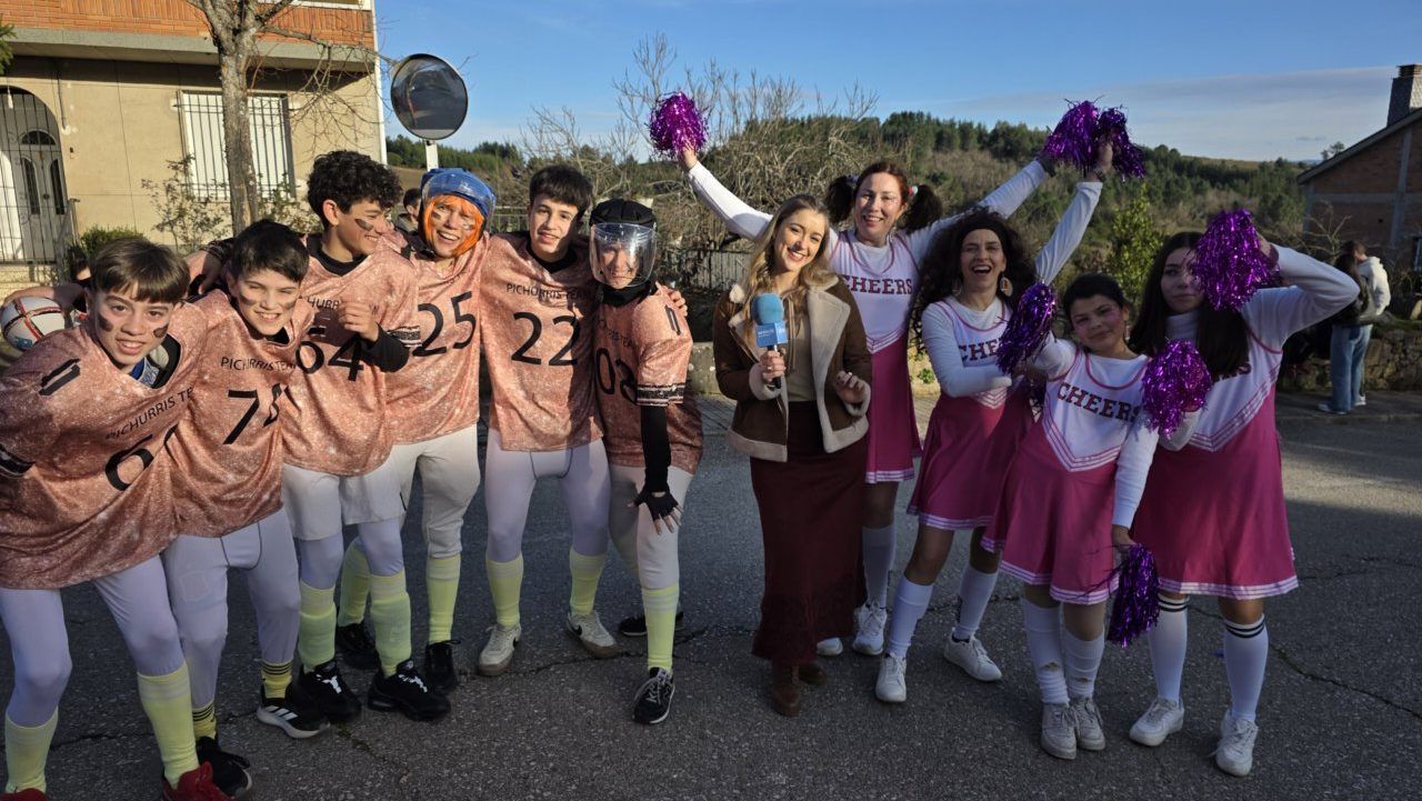 Grupo de jóvenes celebrando el carnaval en Arganza con disfraces y pompones.