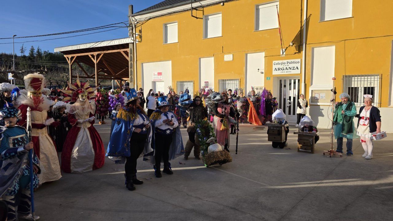 Participantes del carnaval en Arganza con disfraces coloridos