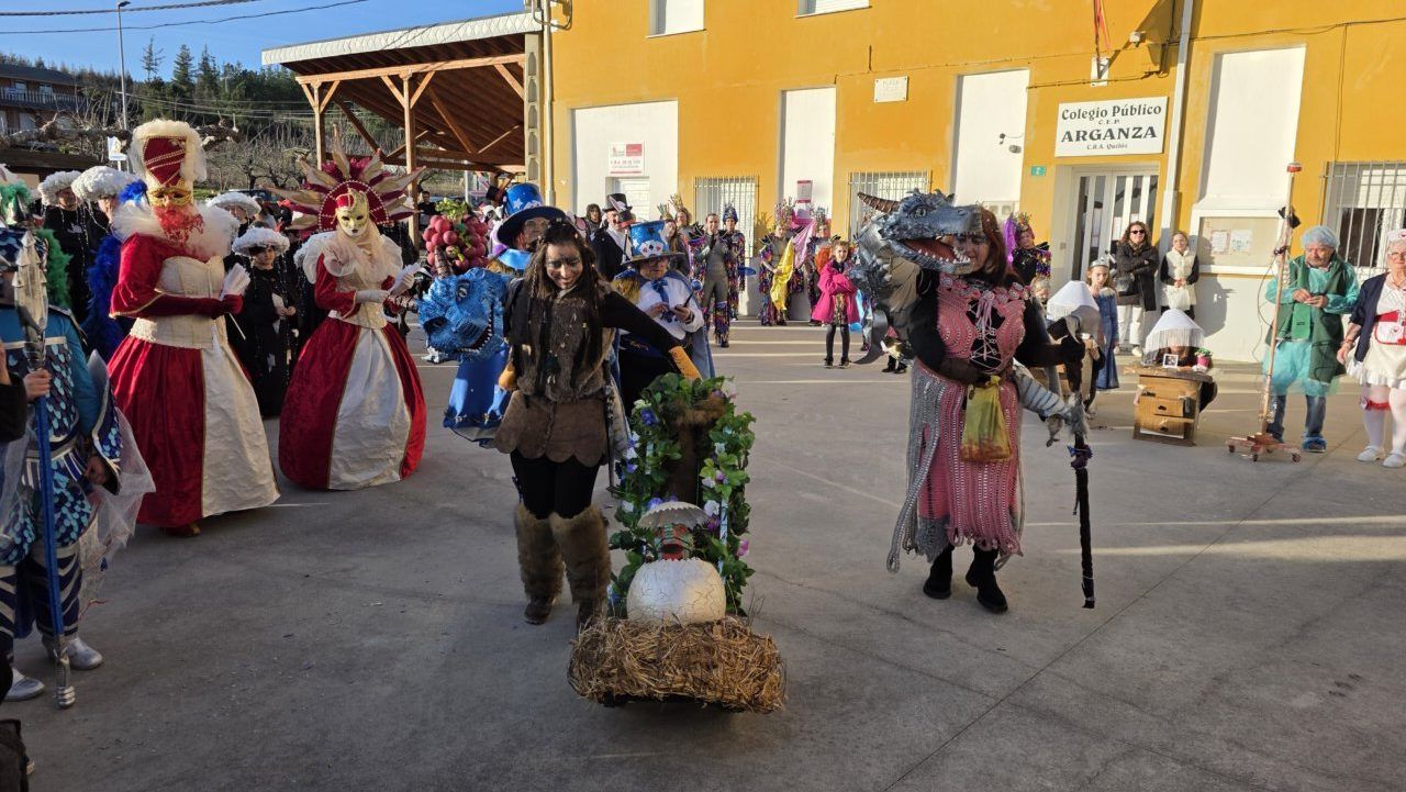 Participantes del carnaval en Arganza con trajes coloridos y disfraces