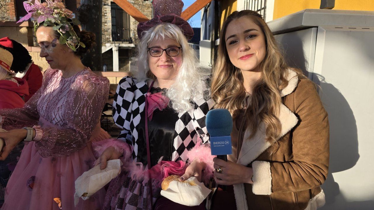 Dos mujeres disfrazadas durante el Carnaval en Arganza