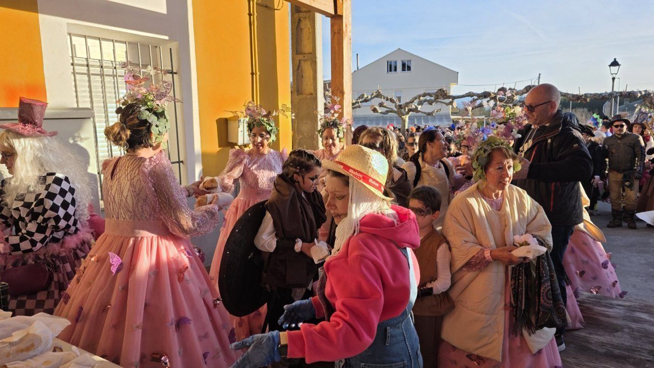 Personas disfrazadas en el Carnaval de Arganza con trajes coloridos