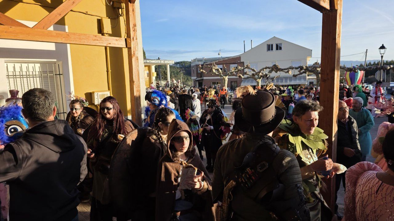 Personas disfrazadas en el Carnaval de Arganza con coloridos trajes