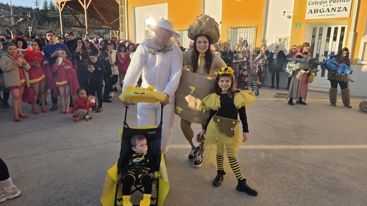 Familia disfrazada en el Carnaval de Arganza con trajes coloridos