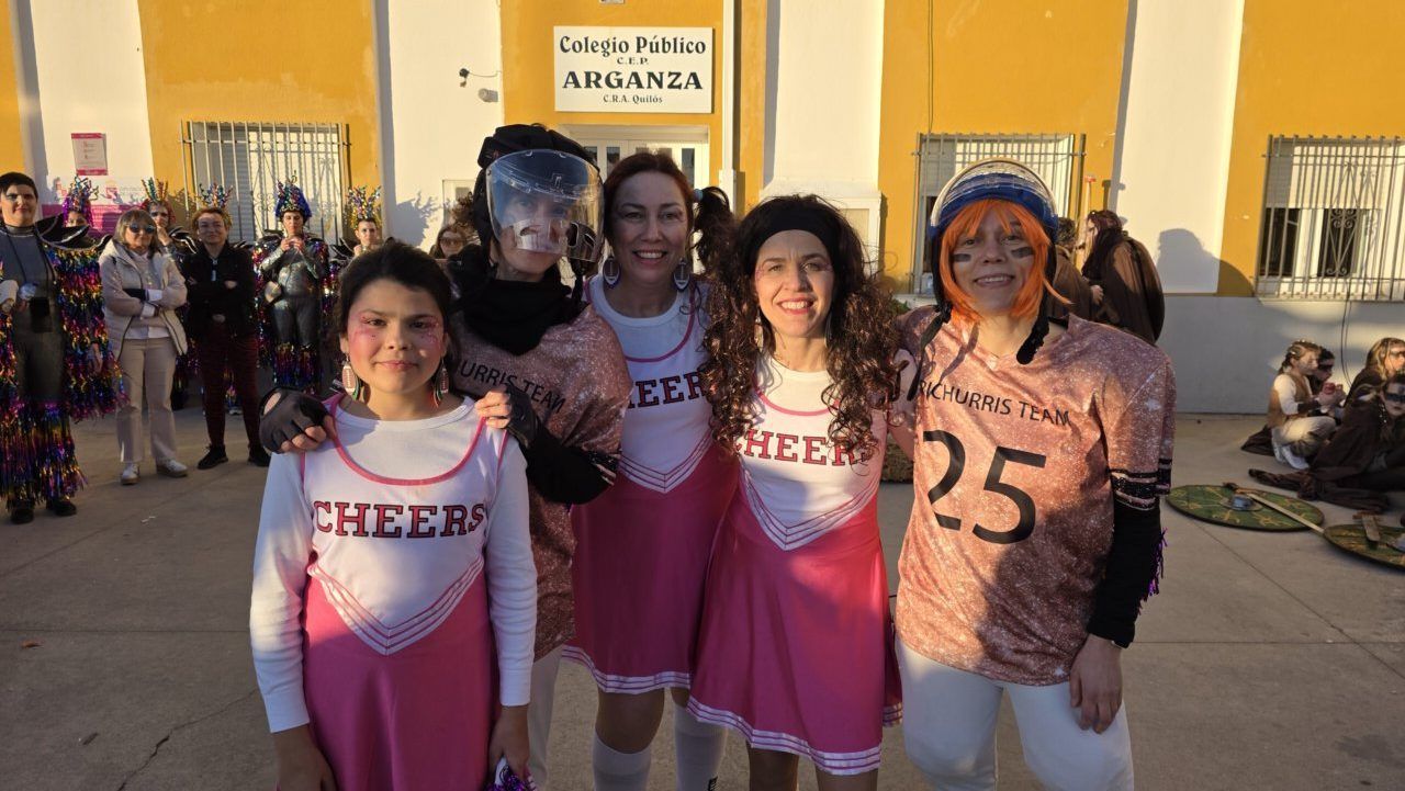 Grupo de personas disfrazadas en el Carnaval de Arganza