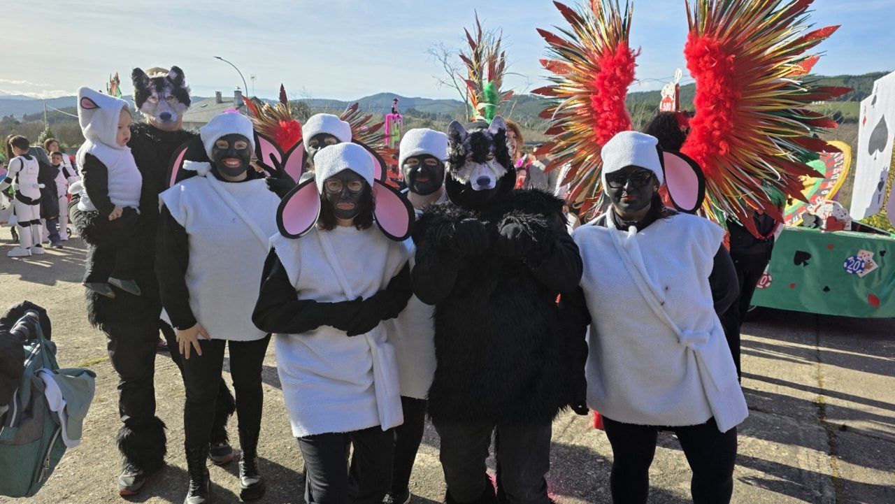 Grupo de personas disfrazadas en el Carnaval de Arganza