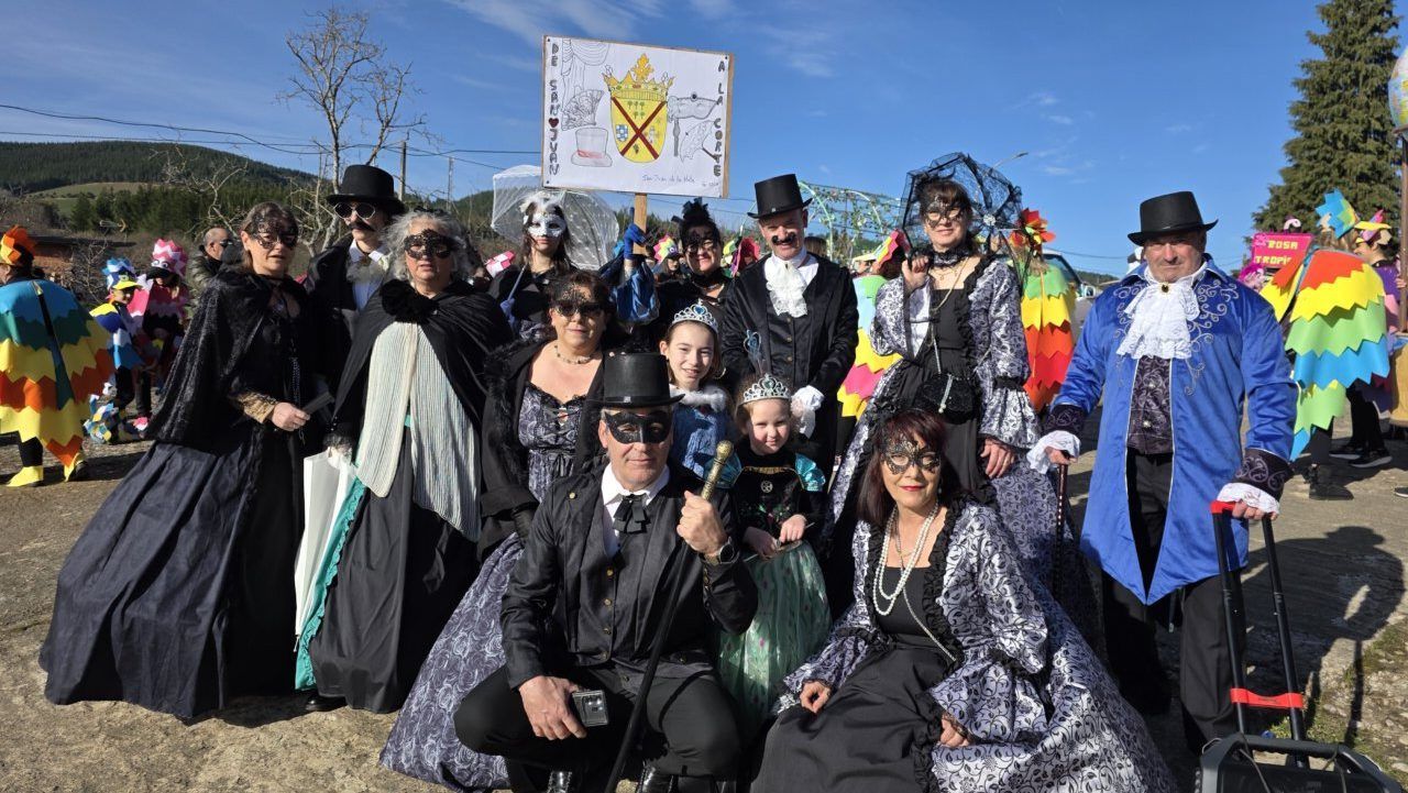 Grupo de personas disfrazadas en el Carnaval de Arganza