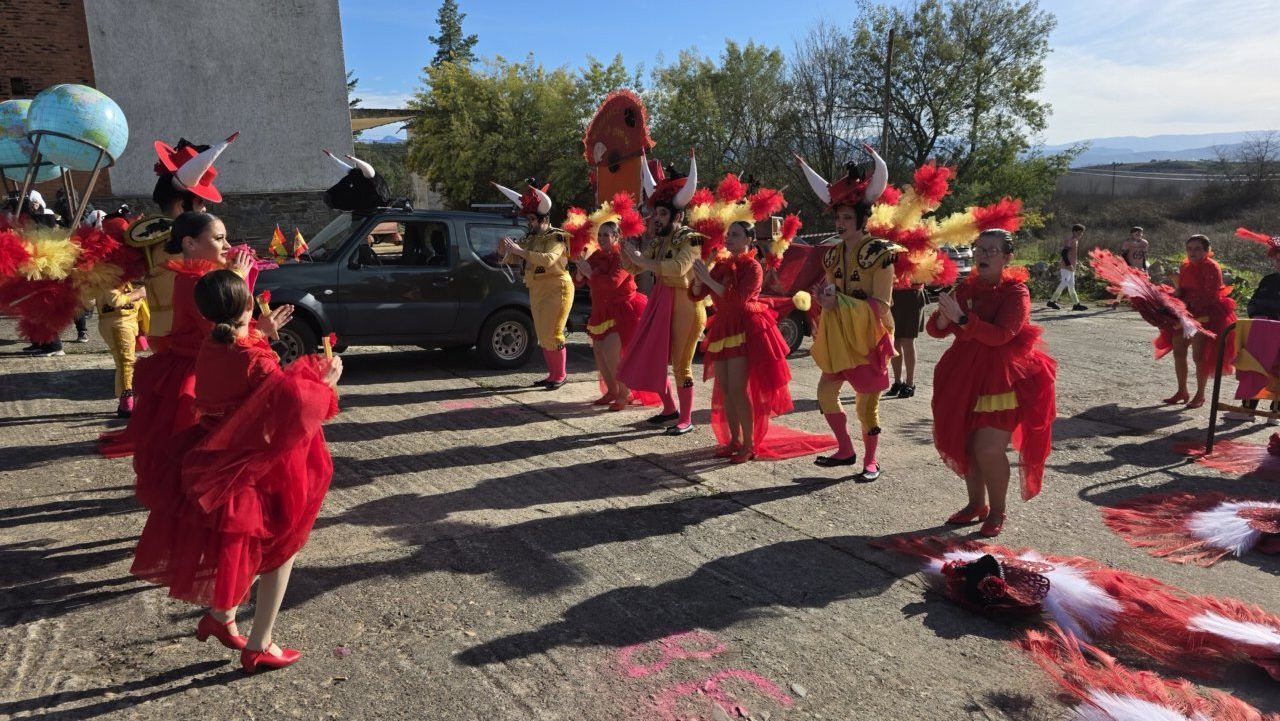 Grupo de personas bailando en el carnaval de Arganza con trajes coloridos