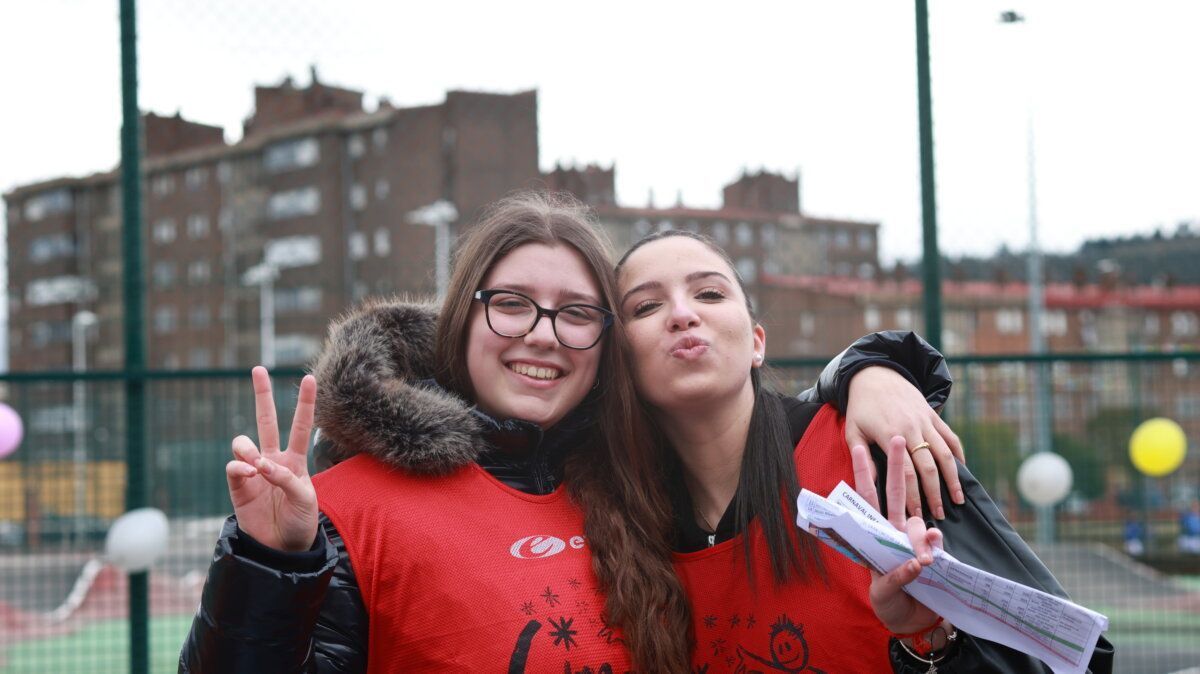 Dos jóvenes sonrientes en el carnaval de Ponferrada