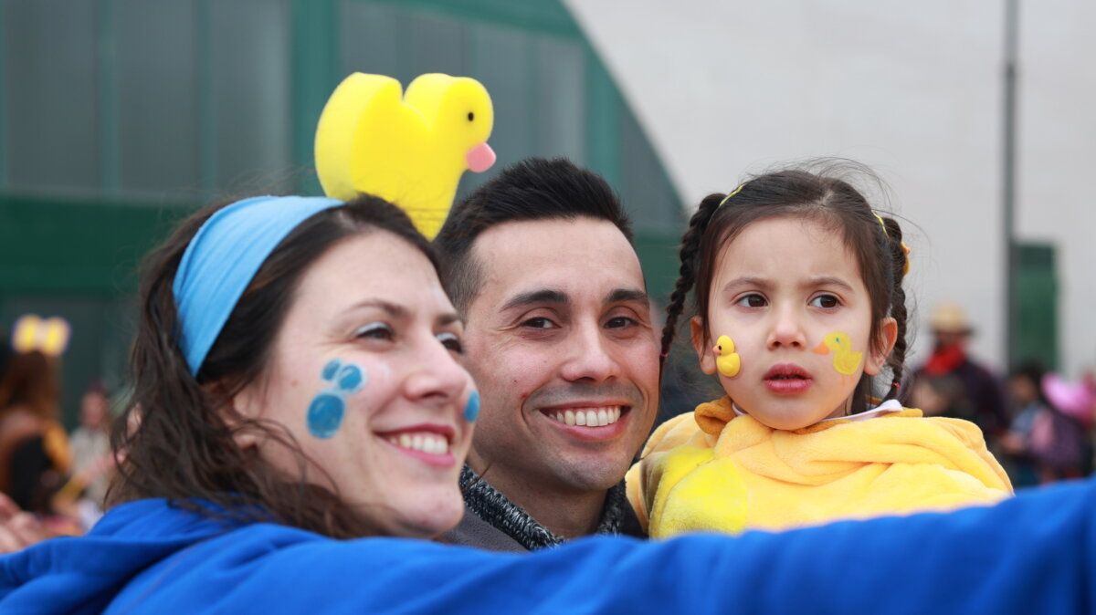 Familia disfrutando del carnaval en Ponferrada con disfraces coloridos