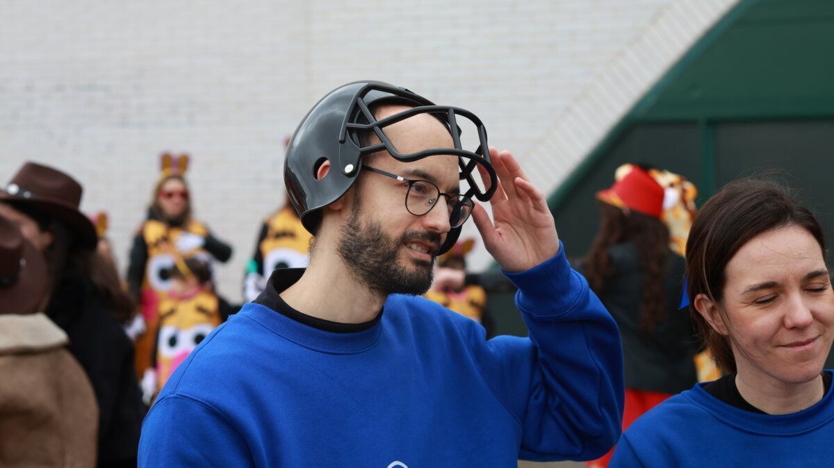 Persona con casco de fútbol americano en el carnaval de Ponferrada