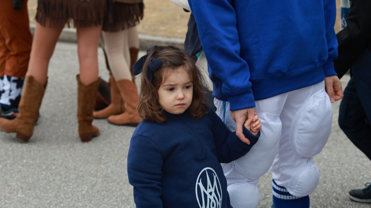 Niña pequeña con suéter azul en el carnaval de Ponferrada