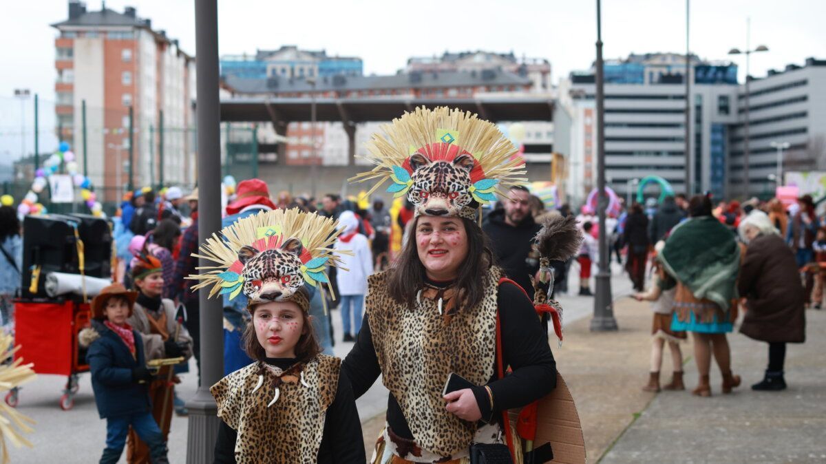 Dos mujeres disfrazadas en el Carnaval de Ponferrada con trajes coloridos