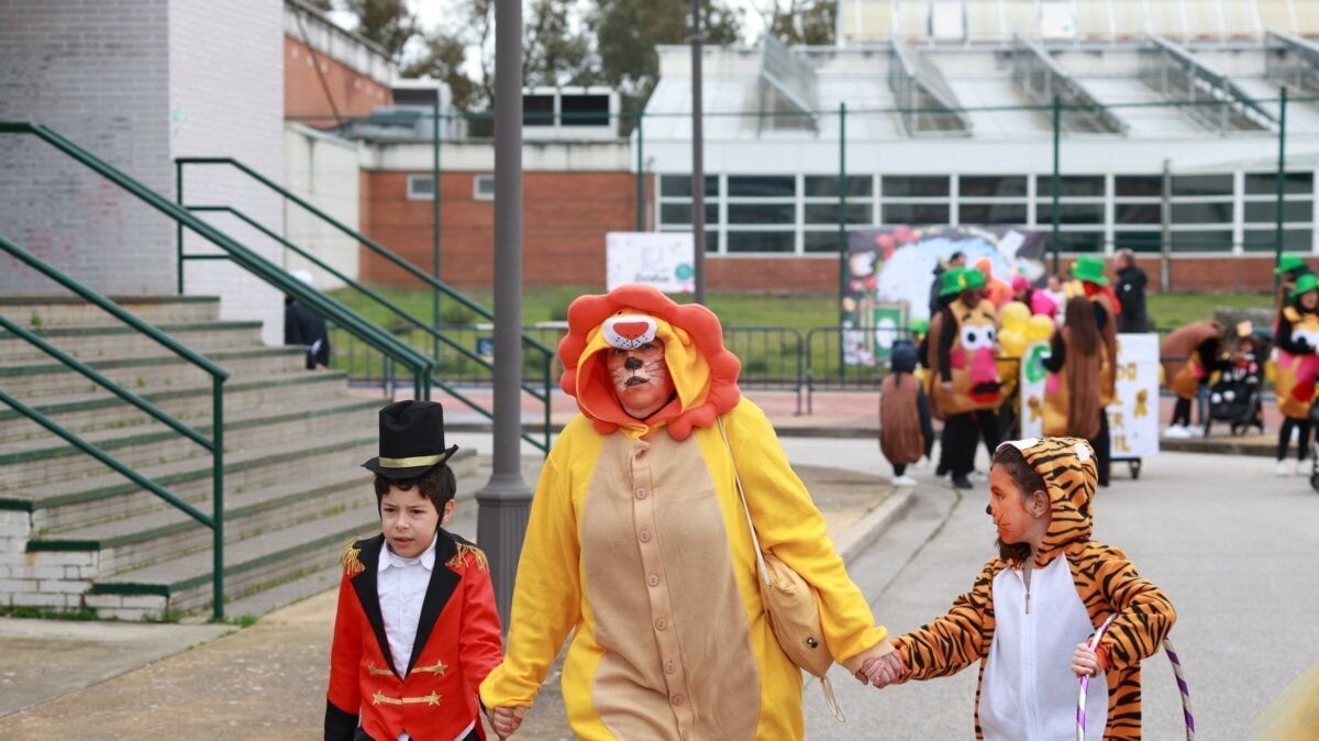 Personas disfrazadas en el carnaval de Ponferrada, celebrando con alegría.
