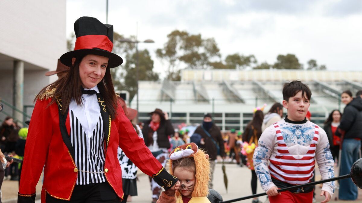 Personas disfrazadas en el carnaval de Ponferrada, celebrando con alegría.