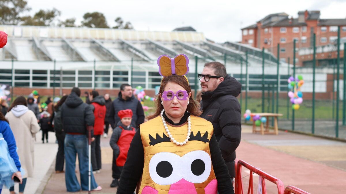 Mujer disfrazada en el Carnaval de Ponferrada con gafas y diadema